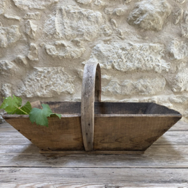 BU20110201 Old French wooden grape harvest basket in beautiful condition! Size: 48.5 cm long / 14 cm high (to handle) / 29 cm high (including handle) / 29.5 cm cross section