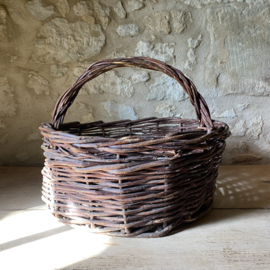 BU20110188 Old French rustic fruit harvest basket made of woven wicker in beautiful condition! Size: 18.5 cm high (to handle) / 32 cm high (including handle) / 41 cm cross section.