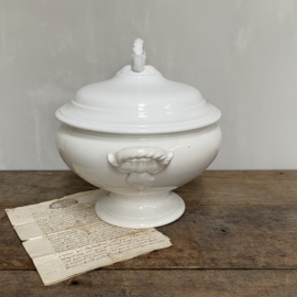 AW20110981 Large antique Belgian soup tureen including ladle stamp - Boch Frères la Louvière period: 1880-1900 - in beautiful, lightly buttered condition! Size: 28 cm. (up to the handle) / 24 cm. cross section. Ladle: 32 cm. long