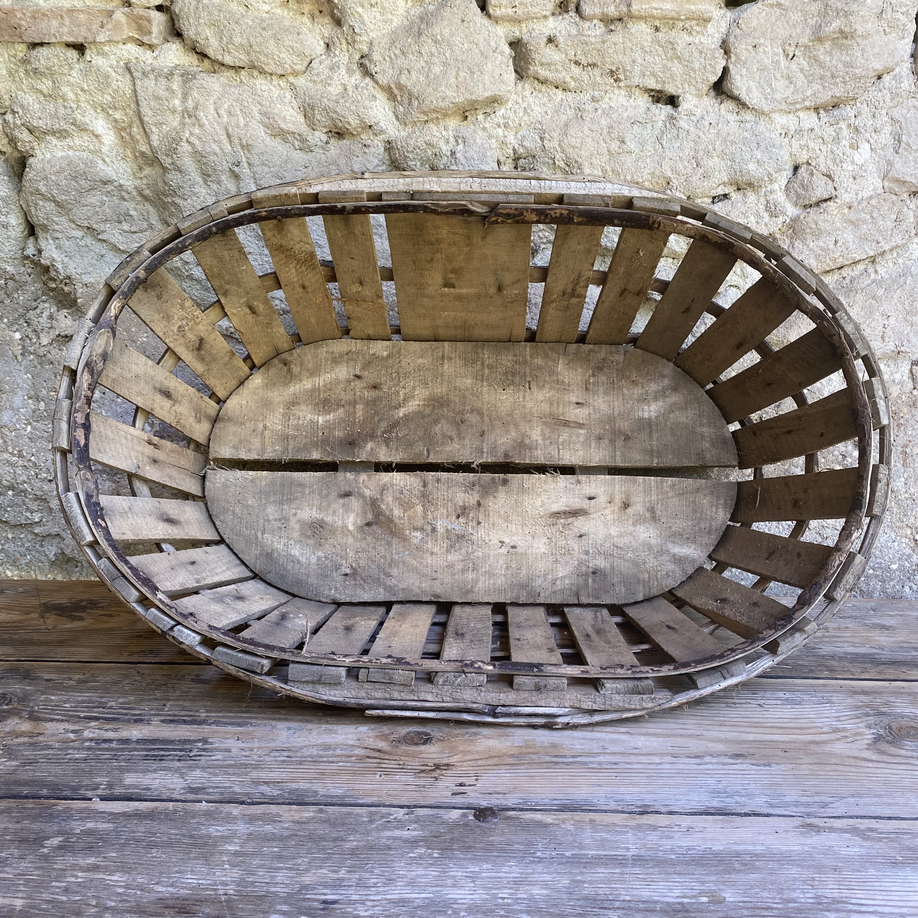 BU20110176 Oude Franse druivenoogst mand van kastanjehout in prachtige staat! Afmeting: 62 cm lang / 20 cm hoog / 41,5 cm breed