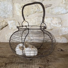 OV20111072 Old French File de Ferre egg basket, but... also nice for your shallots or garlic. In good condition, see photos for details. Size 16 cm high (to the handle) / 15 cm diameter (top) / 20 cm diameter (across the "belly").