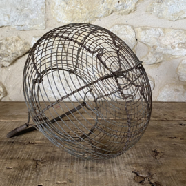 OV20111072 Old French File de Ferre egg basket, but... also nice for your shallots or garlic. In good condition, see photos for details. Size 16 cm high (to the handle) / 15 cm diameter (top) / 20 cm diameter (across the "belly").