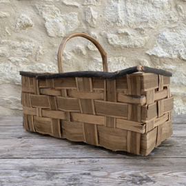 BU20110107 Large old French woven chestnut harvest basket in beautiful condition! Size: 53 cm. long / 23 cm. high (to the handle) / 27 cm. wide