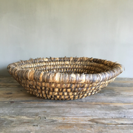 OV20110667 Old French olive harvest basket of woven straw in weathered, but beautiful condition! Size: 12 cm. high / 44.5 cm. cross section.