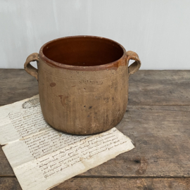 AW20110982 Oude Franse rustieke kookpot van aardewerk. Prachtig doorleefd, maar nog steeds in perfecte staat! Afmeting: 13,5 cm. hoog / 14,5 cm. doorsnede
