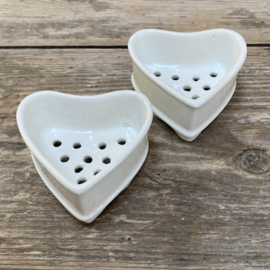 AW20111301 Special old French heart-shaped goat cheese molds in beautiful condition! Size: 7 cm cross section / 4 cm high. Listed price is per piece!