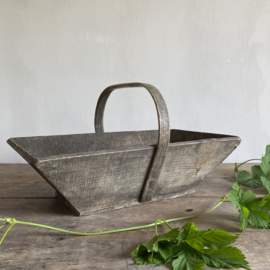 BU20110124 Old French wooden grape picking basket, nicely aged due to use and in beautiful condition! Size: 46.5 cm long / 28 cm wide / 13 cm high (to the handle)