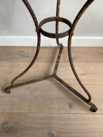 BU20110153 Antique French patio table with iron base and beautiful weathered zinc top. In beautiful condition! Perfect for outdoors, but also indoors. Size: 73 cm high / 59 cm cross section. Pick up in store only!