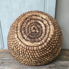 AW20110652 Old large French straw basket. Was used to catch beehives in the wild. In beautiful condition! Size: 22 cm. high / 48 cm. cross section.