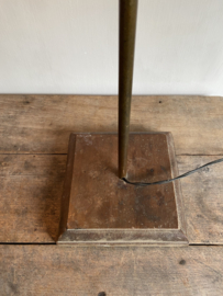 OV20110945 Unieke oude Franse Vintage lamp met emaille kap in grijs en originele bajonet fitting en houten voet. In prachtige bruikbare staat! Afmeting: 70 cm. hoog / doorsnede kapje +/- 25 cm.