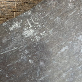 OV20110991 Oud Frans wiegemes met inscriptie - L M - voor kruiden in prachtige staat! Afmeting: 26 cm lang / 5 cm hoog (tot de houten grepen)