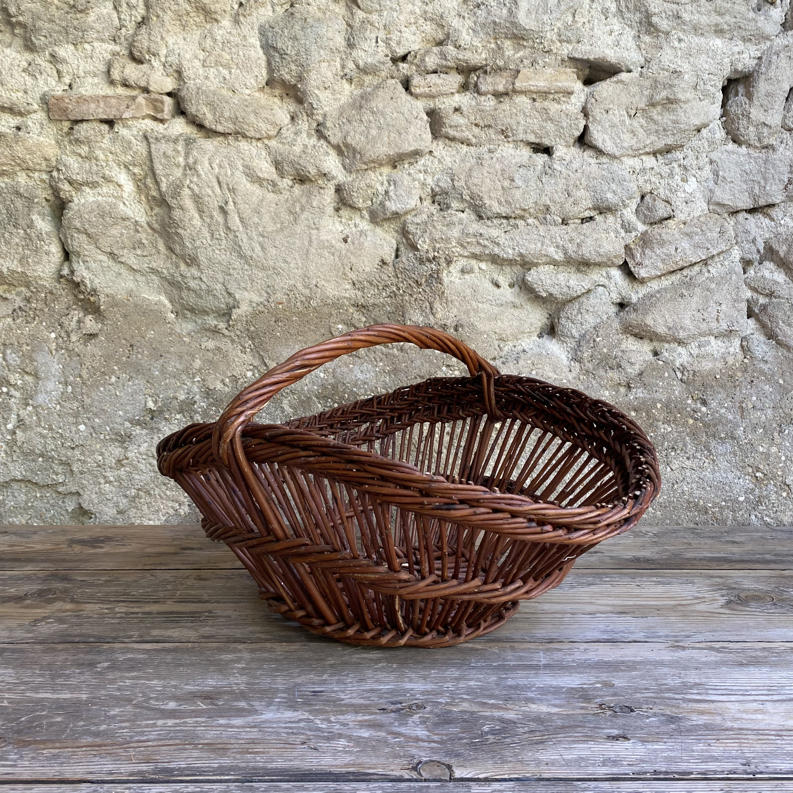 BU20110179 Oude traditionele Franse oogstmand van gevlochten wilgenteen in prachtige staat! Afmeting: 47 cm lang /  21 cm hoog (tot hengsel) / 33 cm doorsnede