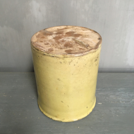 AW20110810 Antieke Franse pot in Provençaals gele kleur in prachtig verweerde staat! Afmeting: 16 cm. hoog/ 14 cm. doorsnede.