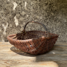 BU20110172 Oud Frans oogstmandje in prachtige staat! Afmeting: 40 cm lang / 30,5 cm doorsnede / 13,5 cm hoog (tot hengsel)