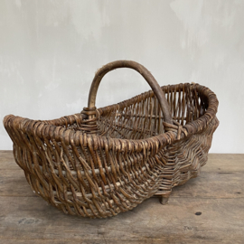 OV20110794 Large old French picking basket in beautifully weathered condition! Size: 60 cm. long / 20 cm. high (to handle) / 35 cm. wide.