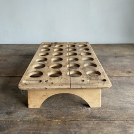 OV20111047 Old Swedish wooden egg rack for 24 eggs in beautiful, used condition. Size: 34.5 cm long / 7 cm high / 20.5 cm wide