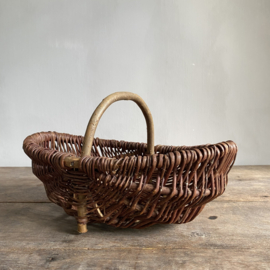 BU20110158 Small old French harvest basket made of woven willow in beautiful condition! Size: 36.5 cm long / 11 cm high (to handle) / 24 cm cross section.