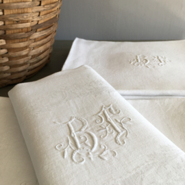 LI20110033 Set van 12 antieke Franse servetten van damast met prachtig monogram B T  in prachtige staat! Afmeting: 82x68 cm.