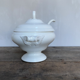 AW20111057 Old Dutch soup tureen complete with ladle stamp - Societé Céramique Maestricht period: 1900-1957 in beautiful condition! Size: 28.5 cm high (up to the handle of the lid) / 22.5 cm cross section / spoon: 30 cm long.