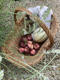 BU20110106 Grote oude Franse boodschappen mand van gevlochten riet perfect voor dagelijks gebruik. In prachtige staat! Afmeting: 26 cm. hoog (tot hengsel) en 48 cm. hoog (t/m hengsel) / 56 cm. lang / 35 cm. breed.