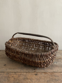 OV20110807 Old French willow wicker harvest basket in beautiful condition! Size: 39.5 cm. long / 13 cm. high / 30 cm. cross section.