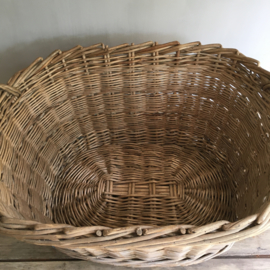 OV20110617 Old French vineyard basket in beautiful condition! / Size: 66.5 cm. long / 37.5 cm. high / 52 cm. wide. Pick up preferred.