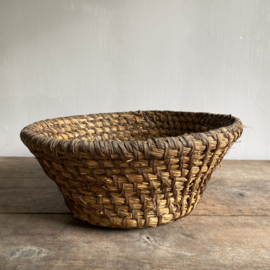 OV20111010 Old French bread basket made of woven straw in beautiful condition! Size: 15 cm high / 35 cm cross section.