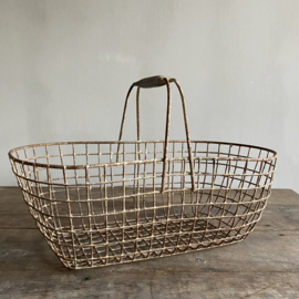 BU20110149 Old French oyster basket from the island of Île de Ré, known for its oyster beds. Beautifully weathered by the sea and sun and in beautiful condition! Size: 50 cm long / 29 cm wide / 19 cm high