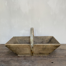 OV20110773 Old French wooden picking basket in weathered, but beautiful condition! Size: 45.5 cm. long / 13.5 cm. high ( up to the handle) / 29 cm. deep