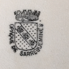 AW20110515 Antiek Frans bord, prachtig beboterd stempel - Opaque de Sarreguemines - periode: 1875-1900. Mist een kleine chip op de rand (zie foto) verder in prachtige staat! Afmeting: 30 cm. doorsnede.