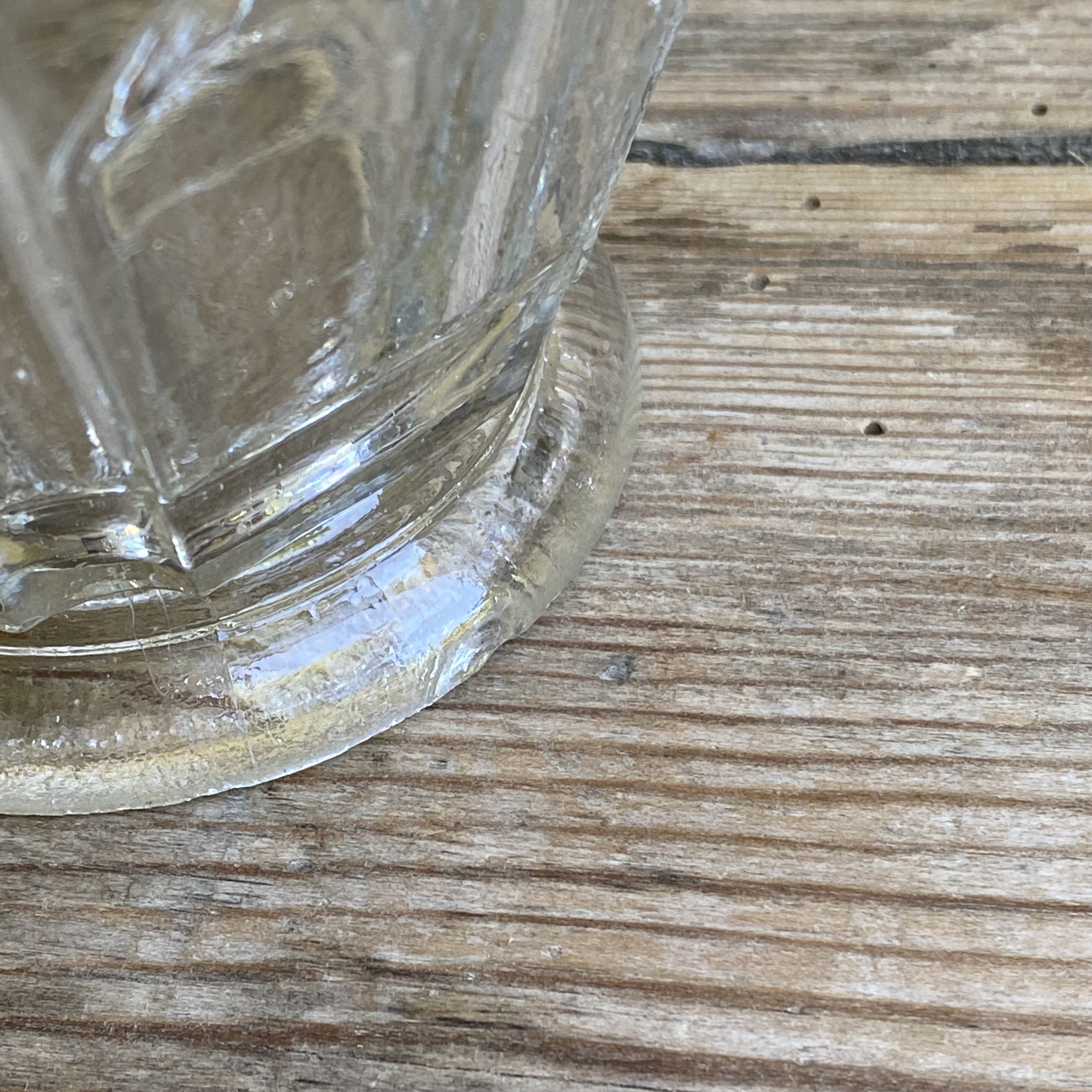 OV20111065 Antique French confiture jar on foot of mouth-blown glass, missing a minimal chip on the rim at the bottom (see photos for details), otherwise in beautiful condition! Size: 9 cm high / 11.5 cm cross section
