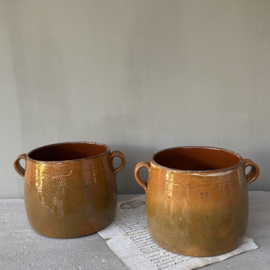 AW20110951 Two old French rustic cooking pots in beautiful condition! Size: 12.5 cm. high / 13 cm. cross section (up to the ears) Mentioned price is per piece.