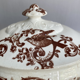 AW20110888 Antieke Franse saucière en bijbehorende deksel stempel - St. Medicis J.V & C B - periode: eind 19de eeuw. Prachtig gedecoreerd met vogels en botanisch motief in perfecte, beboterde staat! Afmeting: 22 cm. lang / 14,4 cm. hoog (t/m greepje)