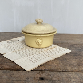 AW20110867 Antique French pâté jar with the famous lion heads. Period: late 19th century. The lid is a bit more buttered, but I immediately fell for the beautiful colors! In perfect condition. Size: 13 cm. cross section  / 6 cm. high