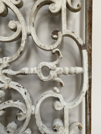 BU20110113 Begin 19de eeuws prachtig gedecoreerd gietijzeren deurornament. In prachtig staat! Afmeting: 1,36 mtr. hoog / 75,5 cm. breed Gezien gewicht ophalen of bezorgen tegen vergoeding.