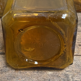 OV20110769 Set van 4 oude vierkante Franse voorraadflessen van mondgeblazen (in mal) glas in prachtig verweerde amber kleur alle 4 perfecte staat! De schroefdoppen zijn van bakeliet inhoud: 1000 ml. Afmeting: 21 cm. hoog / 9,5  cm. breed