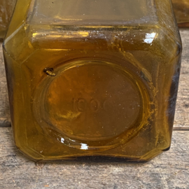 OV20110769 Set of 4 old square French stock bottles of mouth-blown (in mould) glass in beautifully weathered amber colour, all 4 in perfect condition! The screw caps are made of bakelite content: 1000 ml. Size: 21 cm. high / 9.5 cm. wide