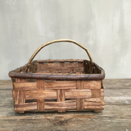 OV20110674 Large old French chip harvesting basket for collecting chestnuts in good condition! Size: 44 cm. long / 13.5 cm. high (up to handle) / 30 cm. wide.