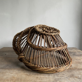 BU2011067 Oude Franse oogstmand van gevlochten wilgenteen van origine gebruikt voor het plukken van paddestoelen. In prachtige staat! Afmeting: 54 cm lang / 36 cm breed / 26 cm hoog