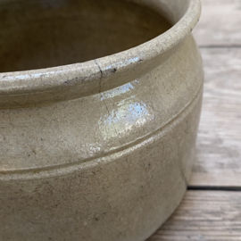 AW20111296 Old French grès stoneware pot, nice low model...small feint hairline, but completely stable (see photos for details) otherwise in beautiful condition! / Size: 10 cm high / 14.5 cm cross section.