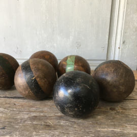 OV20110593 Set of 6 old French wooden croquet balls in beautiful condition and now so decorative ... Size: +/- 9 cm. intersection.