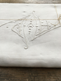 LI20110017 Antiek Frans laken van linnen&hennep met monogram - HP -  en bovenzijde afgewerkt met ajour rand in perfecte staat . Afmeting 3.20 mtr. lang / 2.30 mtr. breed.