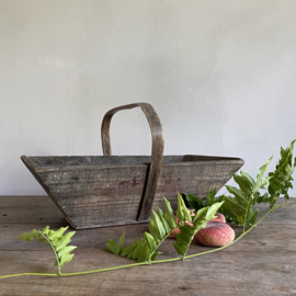 BU20110128 Old French grape harvest basket. Beautifully aged due to use and in beautiful condition! Size: 45.5 cm long / 28 cm wide / 14 cm high (to handle)