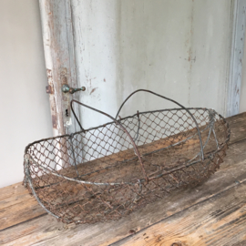 OV20110508 Old French iron wire picking basket in beautifully weathered condition! Dimensions: 56 cm. long / +/- 16 cm. high / 34 cm. section.