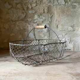 BU20110182 Old French wire mesh harvest basket with wooden handle in beautiful weathered condition, see photos for details. Size: 52.5 cm long / 15.5 cm high (to handle) / 28.5 cm high (including handle) / 32.5 cm cross section.