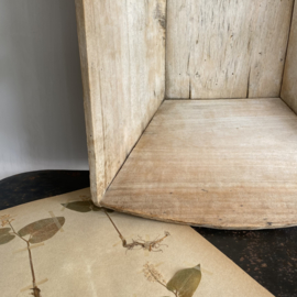 OV20110737 Grote oude Franse houten plukmand in prachtige staat! Afmeting:  52 cm. lang / 16 cm. hoog / 33 cm. breed.