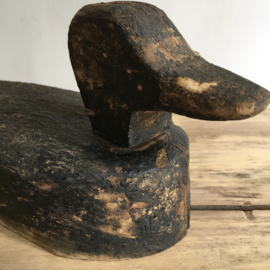 OV20110610 Antique wooden French decoy duck from department Somme N-France in beautifully weathered condition! Size: 13.5 cm. high / 27.5 cm. long.
