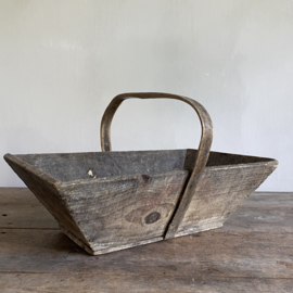 BU20110128 Old French grape harvest basket. Beautifully aged due to use and in beautiful condition! Size: 45.5 cm long / 28 cm wide / 14 cm high (to handle)