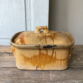 AW20110663 Old French pate tureen has some old traces of use, but otherwise in beautiful condition! Size: 9.5 cm. high (up to the lid) / 20.5 cm. long / 14 cm. wide