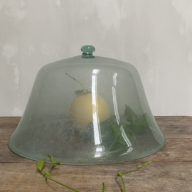 BU20110100 Large antique southern French vegetable garden cloche of mouth-blown glass with still intact handle. Period late 18th century in beautiful condition! Size: 50 cm. cross section / 30 cm. high. Pick up in store only, shipping not possible!